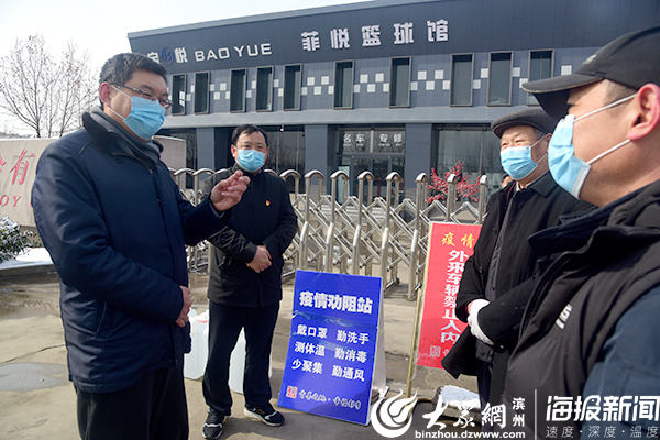 彭李街道党工委书记李云涛(左一,副书记,办事处主任苏晓军(左二)