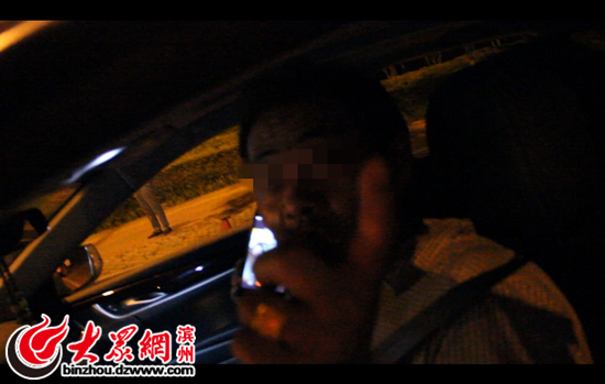 濱州“老炮兒”醉駕版：男子拒檢查 持匕首追刺交警