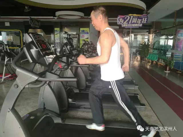 滨州人的一天：健身房里的69岁潇洒滨州老人