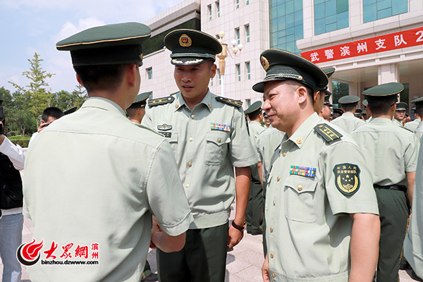 武警滨州支队支队长潘广平(右二,武警滨州支队政委翟秋明(右一)与