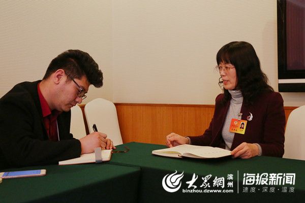 滨州市政协委员,滨城区第三中学副校长崔洪霞接受大众