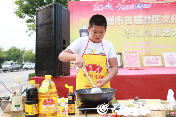 11岁的牟锦阳动作娴熟,认真制作蛋炒饭随着主持人的"一声令下,厨艺