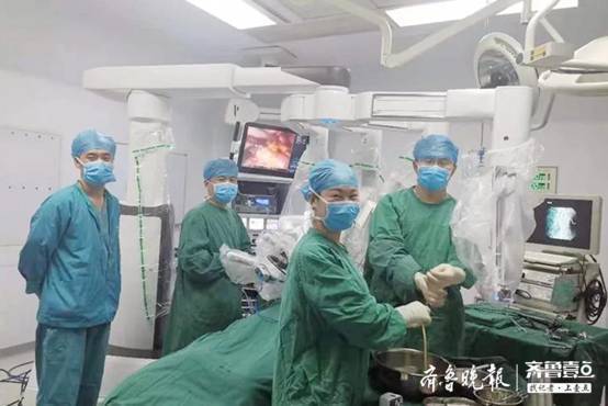 由王建强副主任医师医疗团队完成黄河三角洲首例达芬奇机器人胆囊切除
