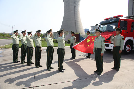 滨州高新区消防队员向国旗敬礼