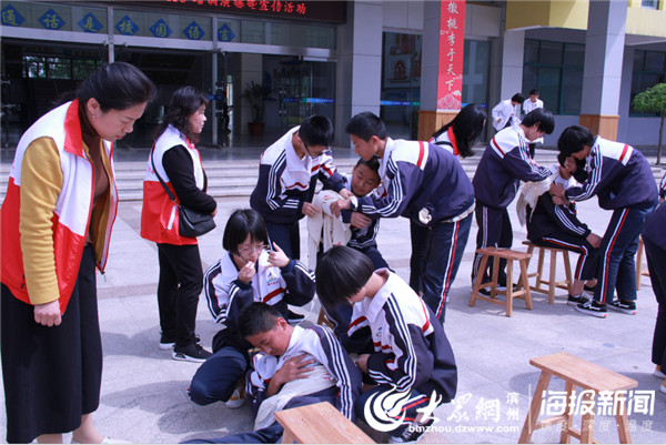 博兴县大型应急救护演练培训走进博兴四中,为师生们带来了一场别开生