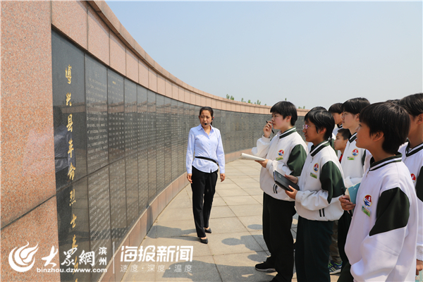 當地村民向學生講述陳戶戰鬥和馮高戰鬥的歷史 大眾網·海報新聞